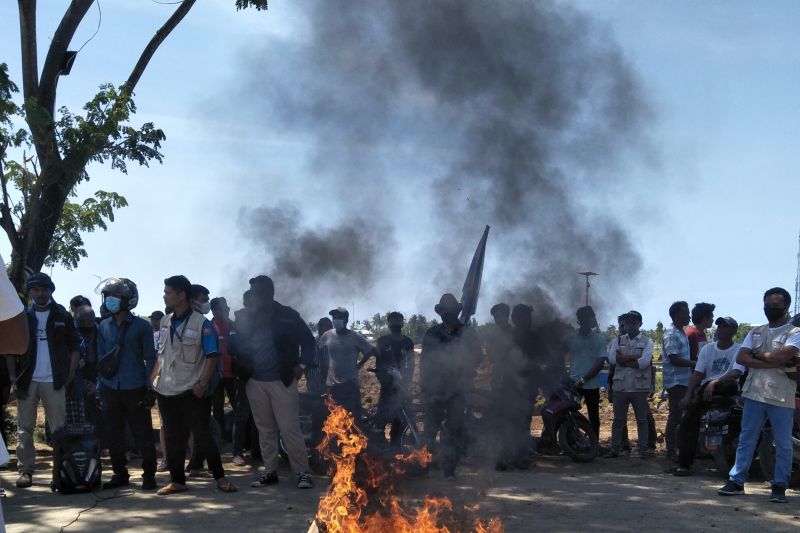 Ratusan pemuda blokir jalan depan Sirkuit Mandalika Ratusan pemuda blokir jalan depan Sirkuit Mandalika