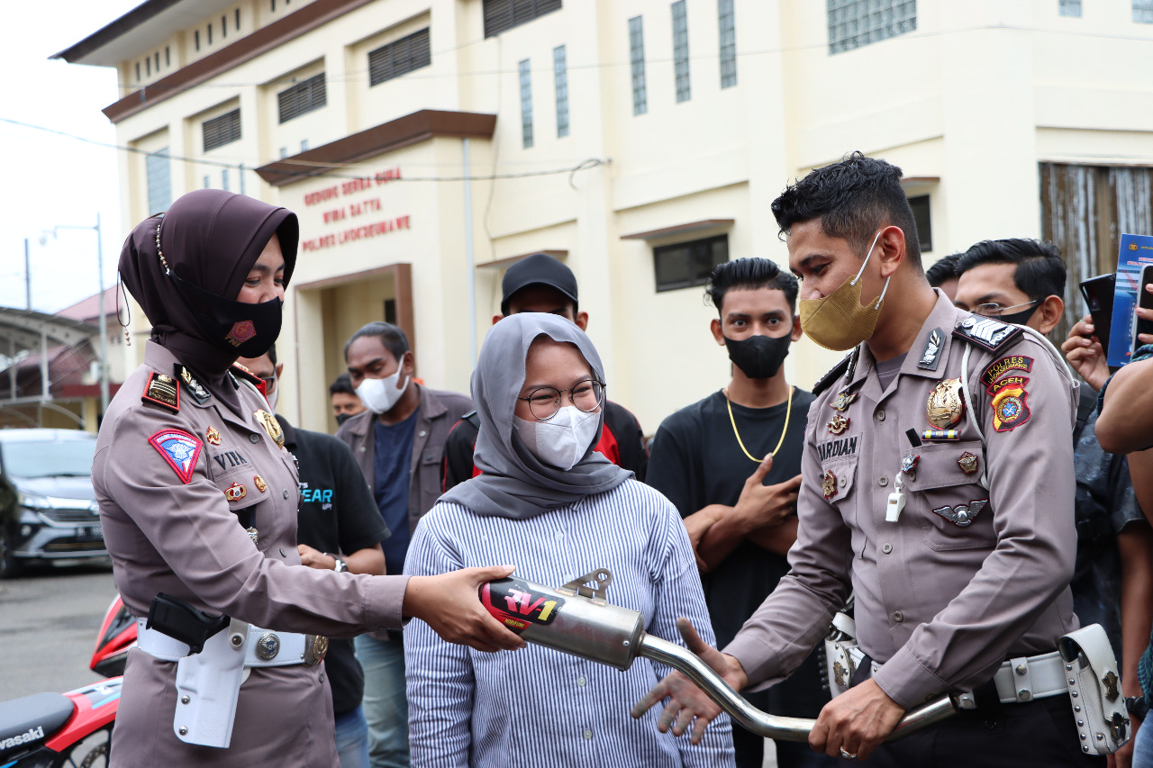 Puluhan knalpot brong dimusnahkan, pemilik kendaraan diberikan edukasi Puluhan knalpot brong dimusnahkan, pemilik kendaraan diberikan edukasi