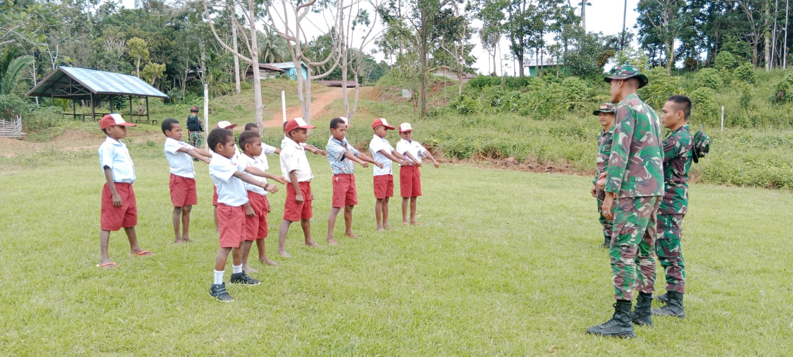 Satgas Yonif 126/KC ajarkan karate kepada siswa SD di perbatasan Papua Satgas Yonif 126/KC ajarkan karate kepada siswa SD di perbatasan Papua