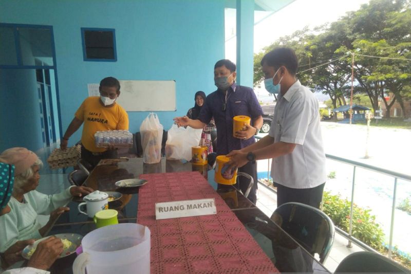 Penghuni satu panti di Palu makan tanpa lauk karena donasi minim Penghuni satu panti di Palu makan tanpa lauk karena donasi minim