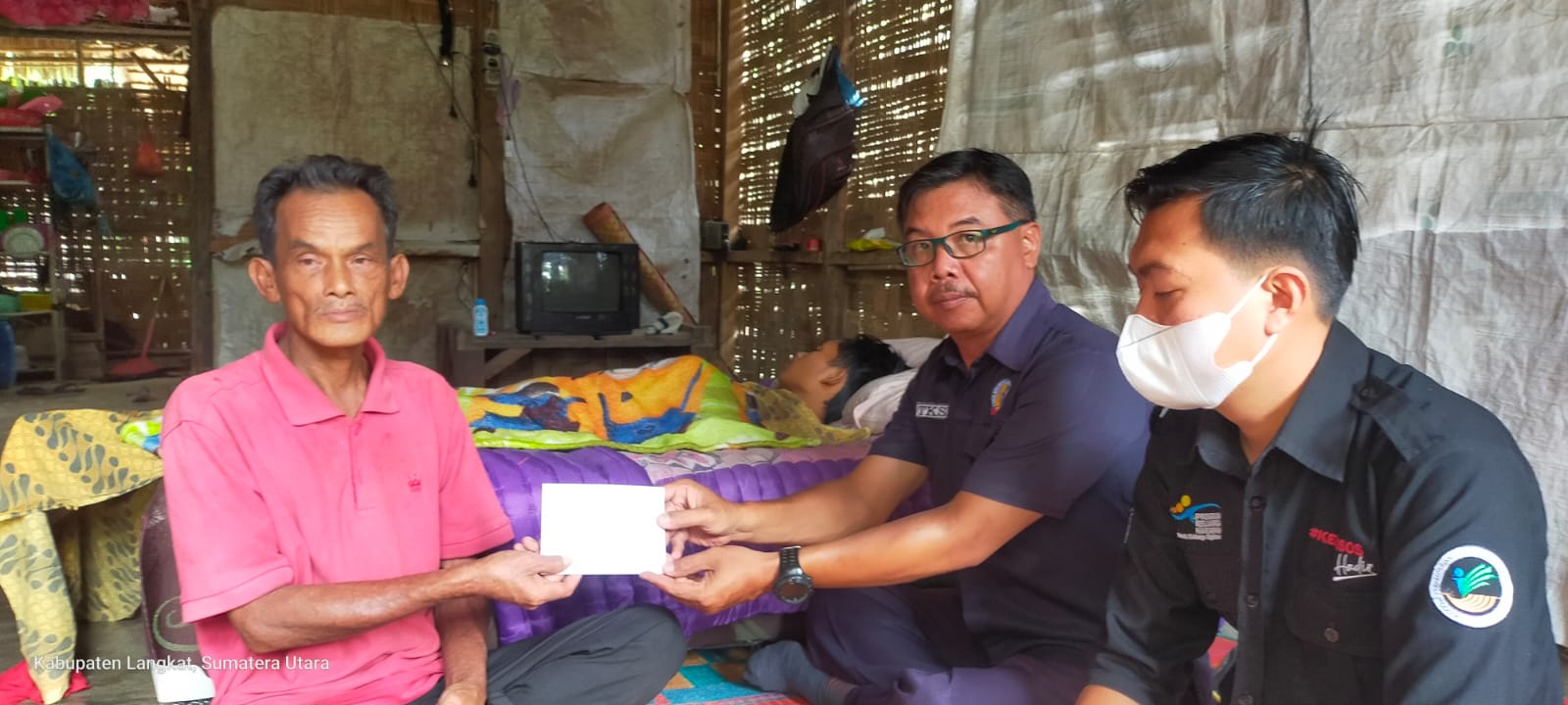 Kapolres Langkat bantu warga Selotong yang tertimpa pohon
