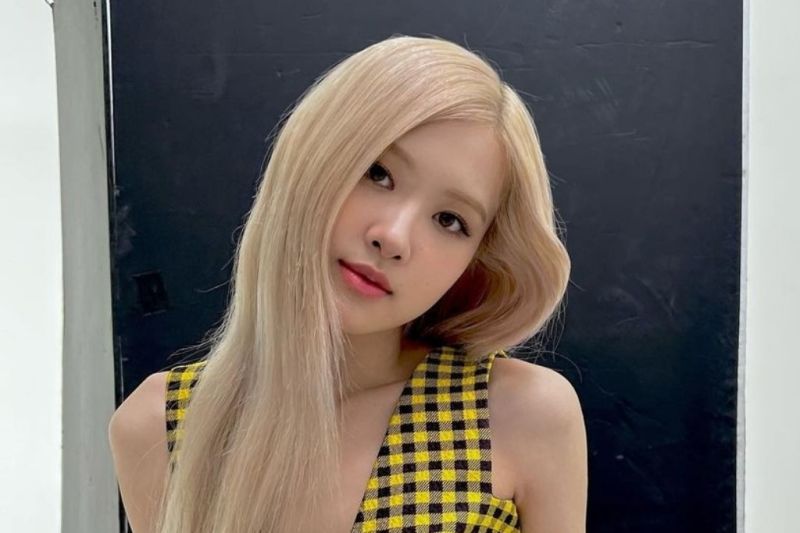 Rose BLACKPINK positif COVID-19 sebelum ke luar negeri
