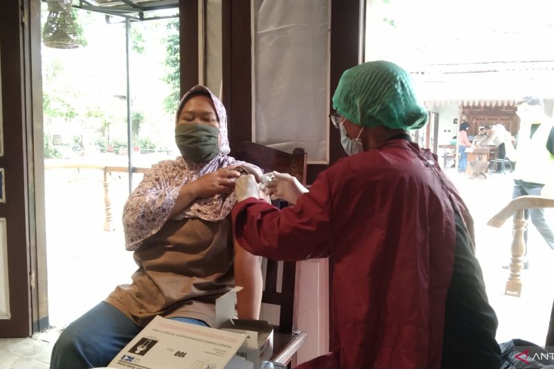 Realisasi vaksinasi penguat di Jakarta tembus lebih satu juta orang Realisasi vaksinasi penguat di Jakarta tembus lebih satu juta orang