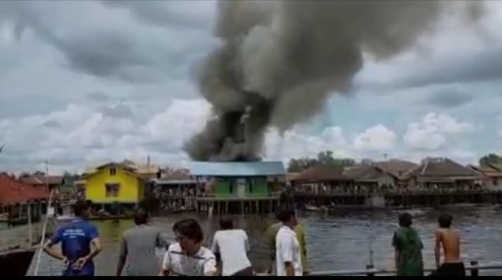 Diduga akibat arus pendek, kantor Desa Dalam, Selimbau, Kapuas Hulu ludes terbakar Diduga akibat arus pendek, kantor Desa Dalam, Selimbau, Kapuas Hulu ludes terbakar