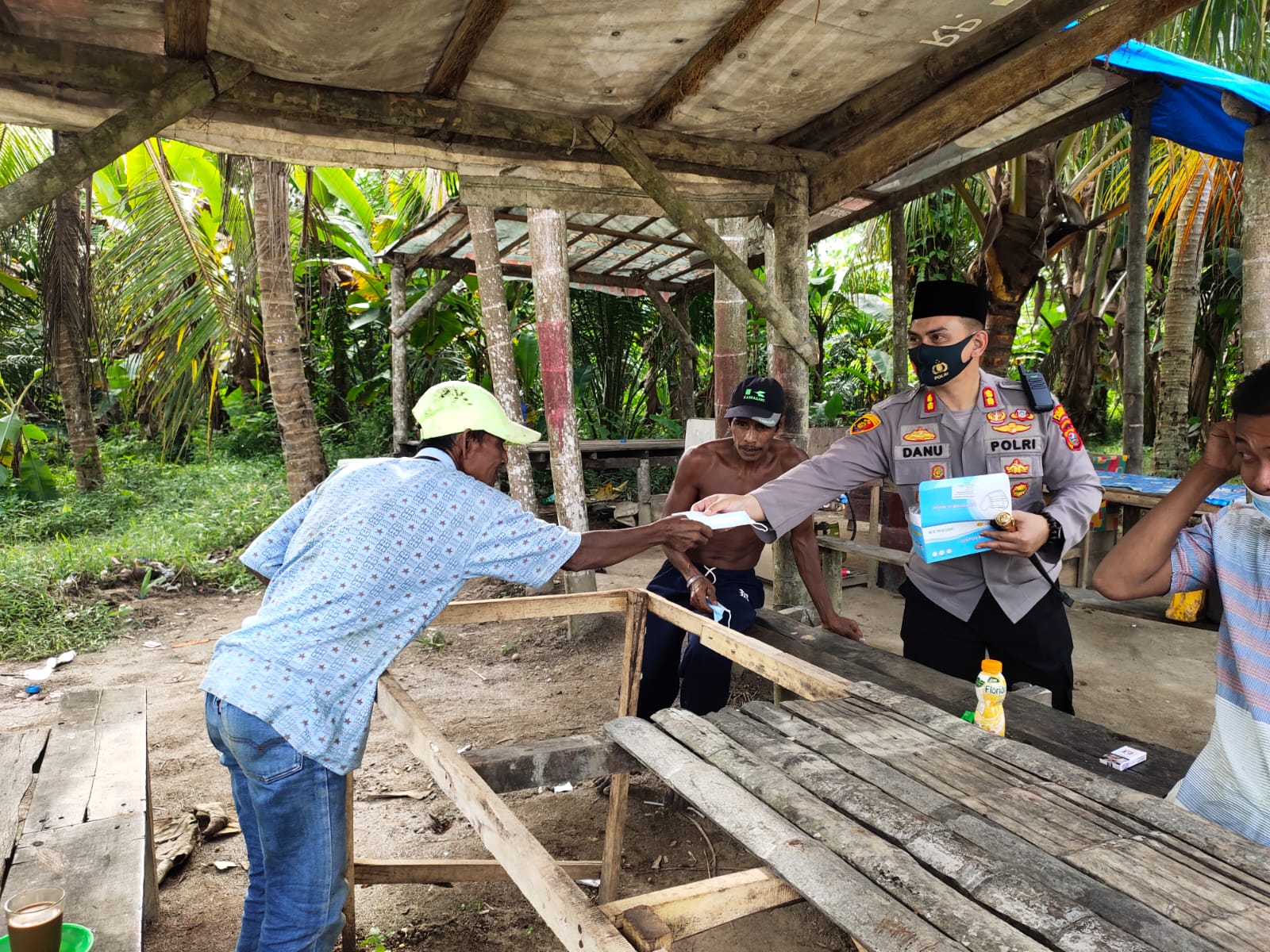 Peduli kesehatan warga Kapolres Langkat bagikan masker Peduli kesehatan warga Kapolres Langkat bagikan masker