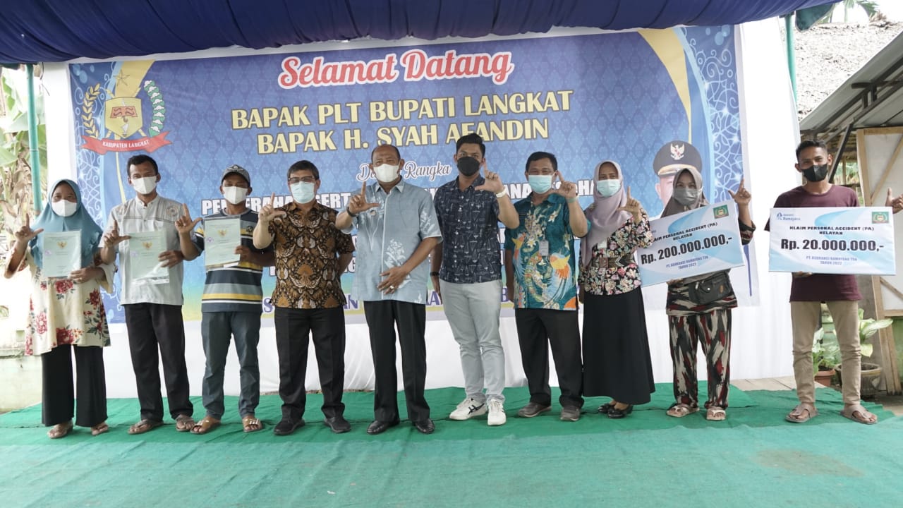 Plt Bupati Langkat serahkan sertipikat tanah dan asuransi nelayan Plt Bupati Langkat serahkan sertipikat tanah dan asuransi nelayan