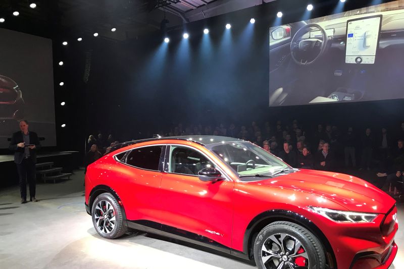 Ford Mustang ditarik karena masalah kelistrikan Ford Mustang ditarik karena masalah kelistrikan