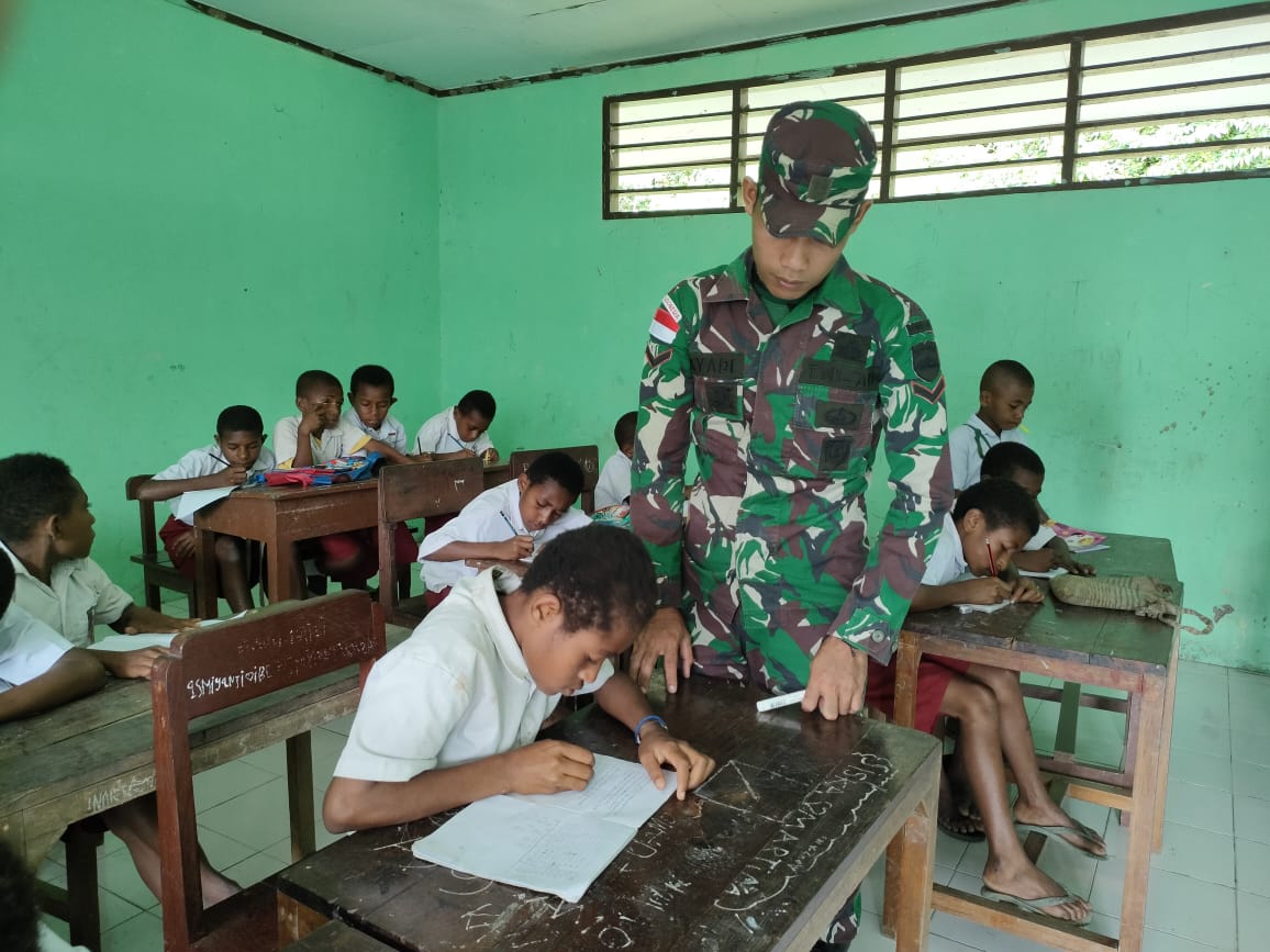 Anggota Satgas Pamtas Yonif 126/KC berikan materi wawasan kebangsaan bagi pelajar di perbatasan Anggota Satgas Pamtas Yonif 126/KC berikan materi wawasan kebangsaan bagi pelajar di perbatasan