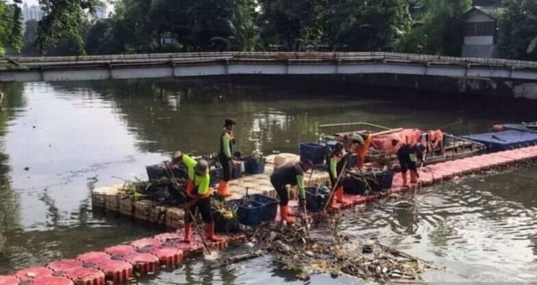 Wagub DKI akui volume sampah di sungai Jakarta melebihi luas Monas Wagub DKI akui volume sampah di sungai Jakarta melebihi luas Monas