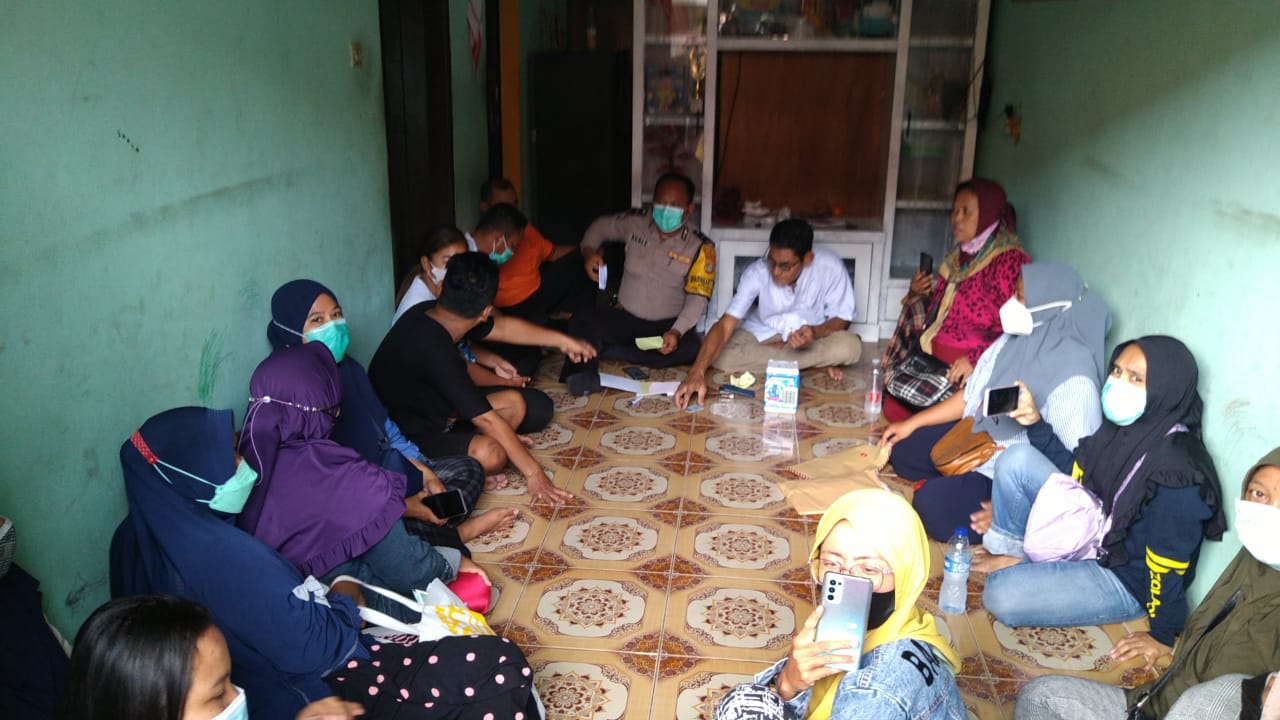 Diduga gelapkan uang warga, ibu rumah tangga di Koja diamankan petugas Diduga gelapkan uang warga, ibu rumah tangga di Koja diamankan petugas
