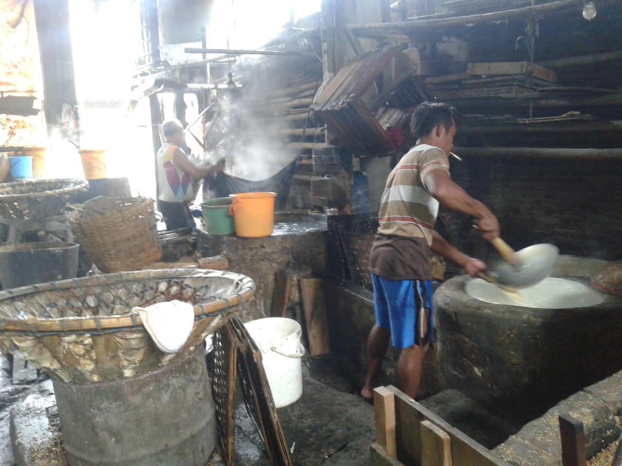 Pengrajin tahu tetap produksi di tengah merangkaknya harga kedelai Pengrajin tahu tetap produksi di tengah merangkaknya harga kedelai