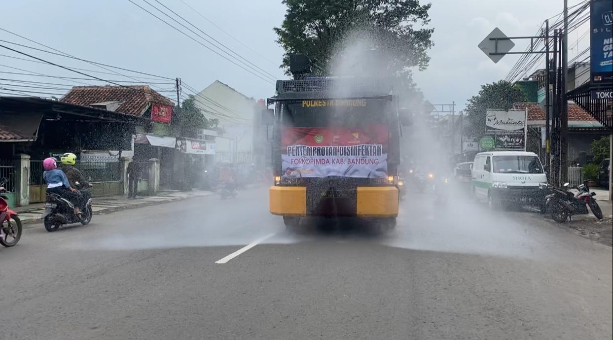 PPKM Level Covid-19, Forkopimda Kabupaten Bandung lakukan penyemprotan disinfektan PPKM Level Covid-19, Forkopimda Kabupaten Bandung lakukan penyemprotan disinfektan