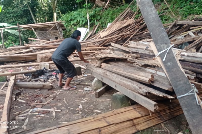 Satu rumah warga Lebak roboh akibat pergerakan tanah