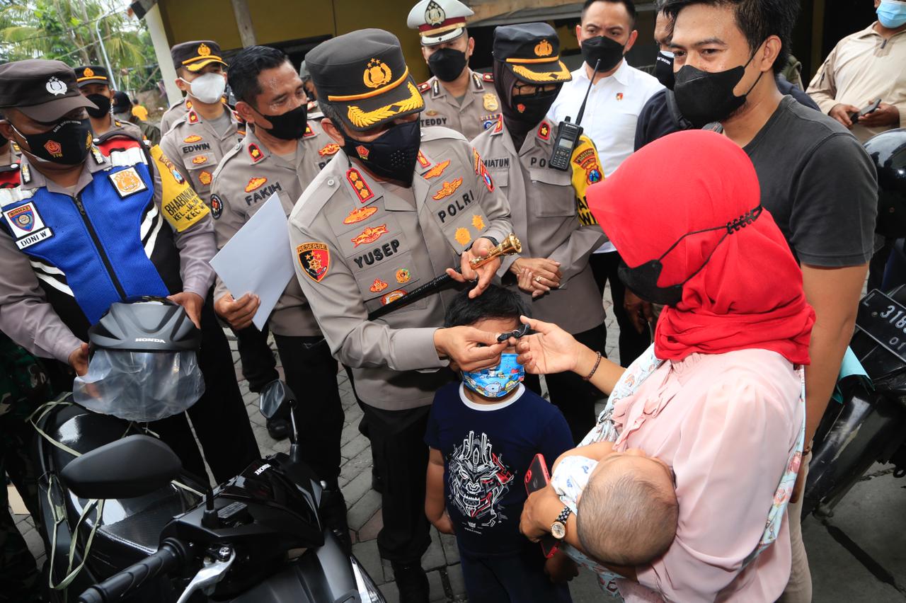 Presiden Jokowi ganti motor ibu driver ojol yang dicuri melalui Kapolrestabes Surabaya Presiden Jokowi ganti motor ibu driver ojol yang dicuri melalui Kapolrestabes Surabaya