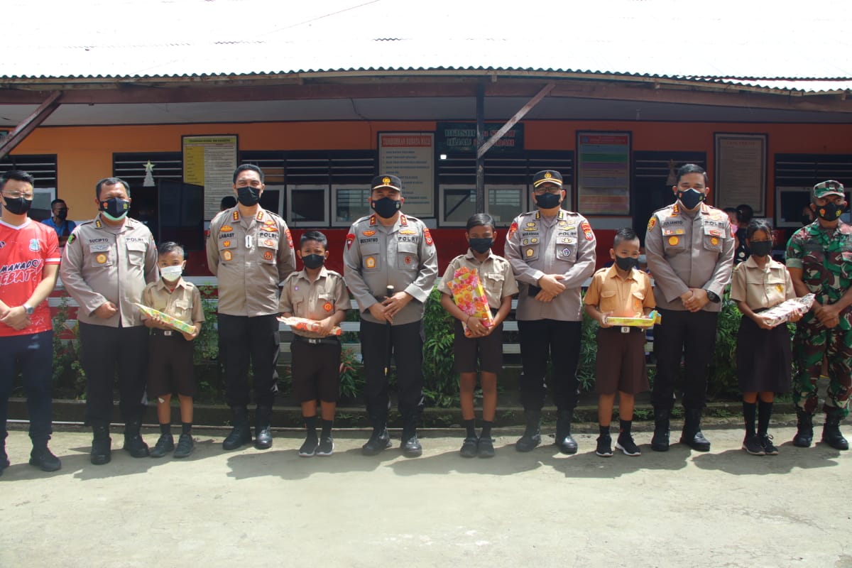 Kapolda Sulut tinjau vaksinasi massal di SD Negeri 85 Manado Kapolda Sulut tinjau vaksinasi massal di SD Negeri 85 Manado