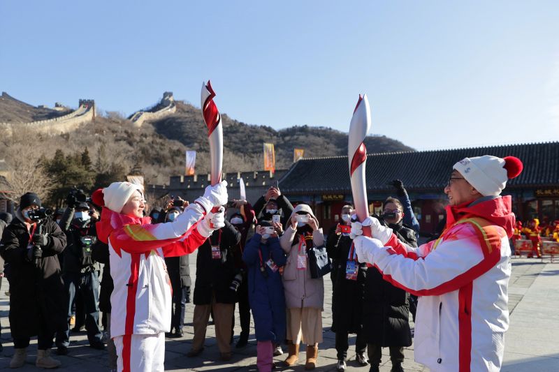 Aktor Jackie Chan bawa obor api Olimpiade Musim Dingin Beijing Aktor Jackie Chan bawa obor api Olimpiade Musim Dingin Beijing