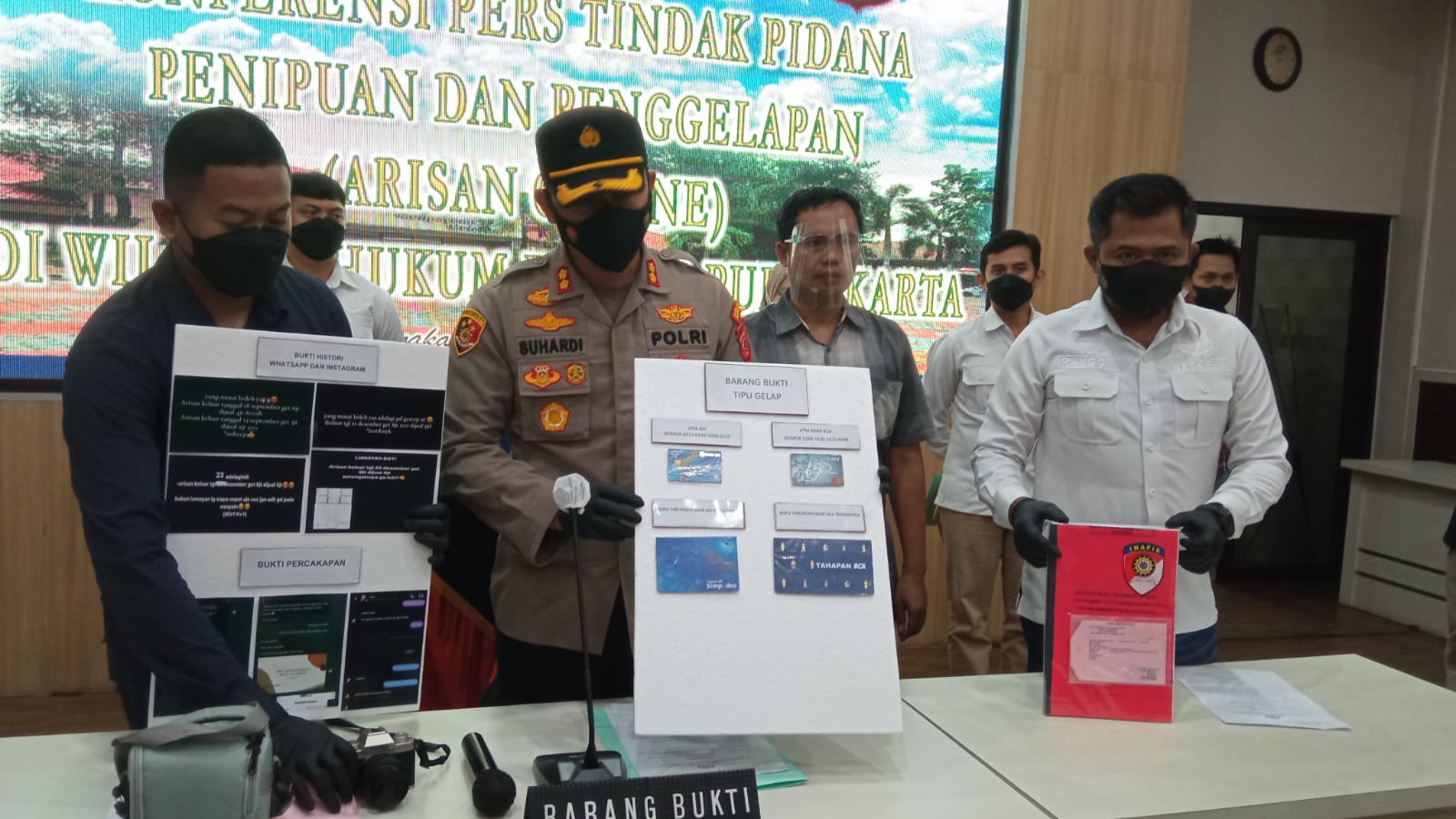 Polresta Purwakarta tangkap pelaku penipuan berkedok arisan online Polresta Purwakarta tangkap pelaku penipuan berkedok arisan online