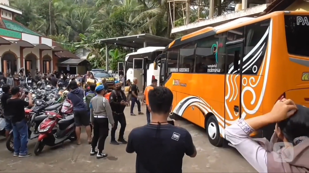 Gubernur Jateng sewa dua bus untuk warga Wadas pulang dari Polres Purworejo Gubernur Jateng sewa dua bus untuk warga Wadas pulang dari Polres Purworejo