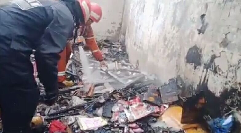 Pondok Pesantren Miftahul Khoirot Karawang terbakar Pondok Pesantren Miftahul Khoirot Karawang terbakar