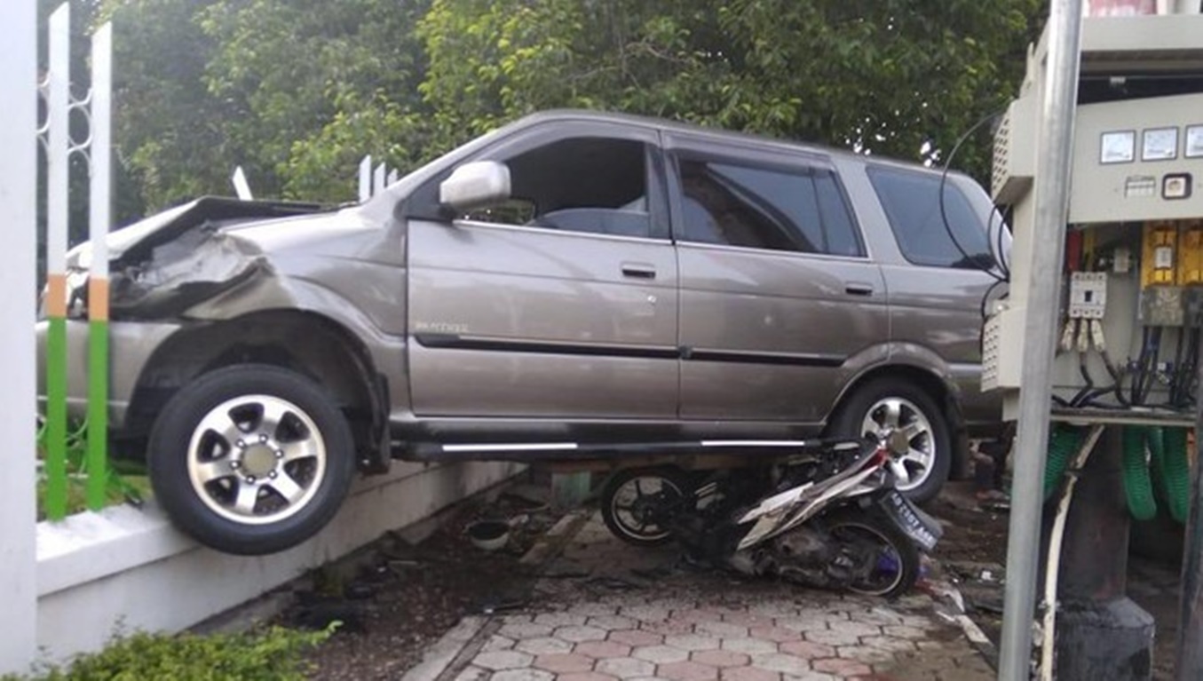 5 Februari 2020: Mobil tabrak polisi di Sragen