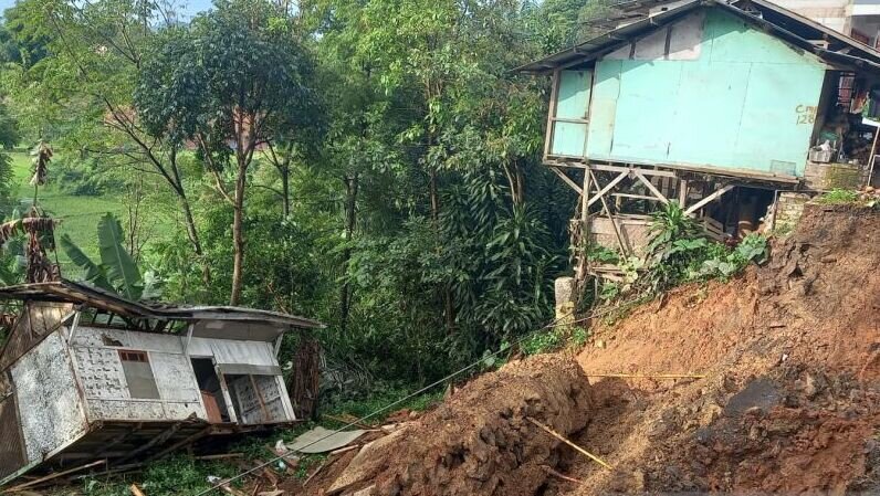 Satu rumah ambruk akibat longsor di Campaka Cianjur