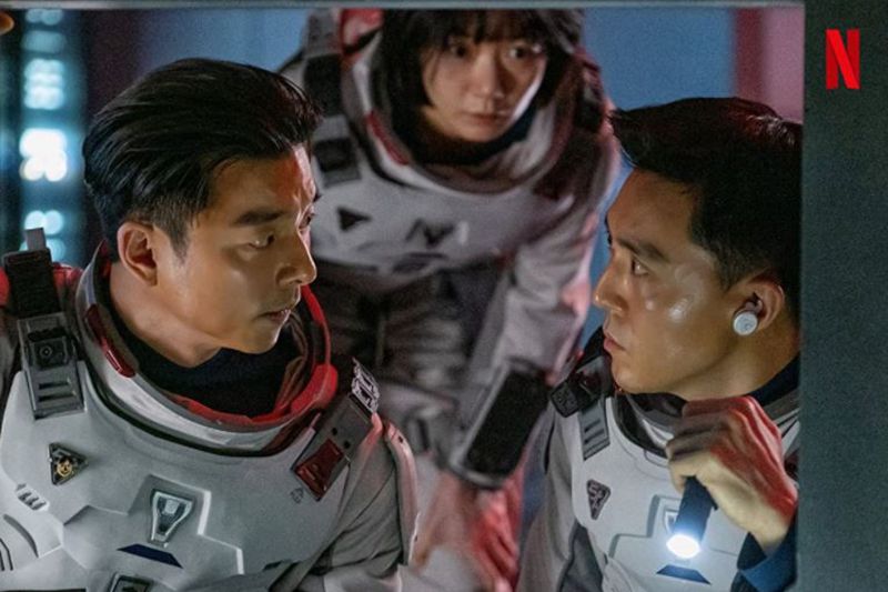 Jung Woo-sung dan sapu di bulan dalam The Silent Sea Jung Woo-sung dan sapu di bulan dalam The Silent Sea