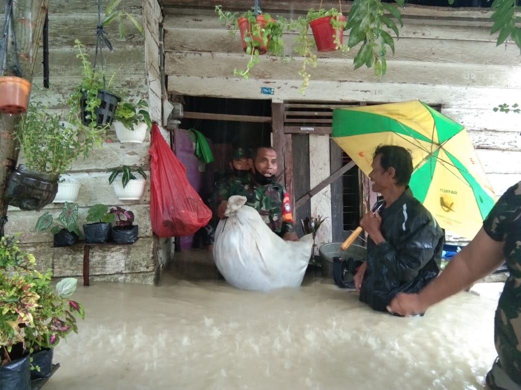 TNI Kodim 0103/Aceh Utara bantu evakuasi warga terdampak banjir 