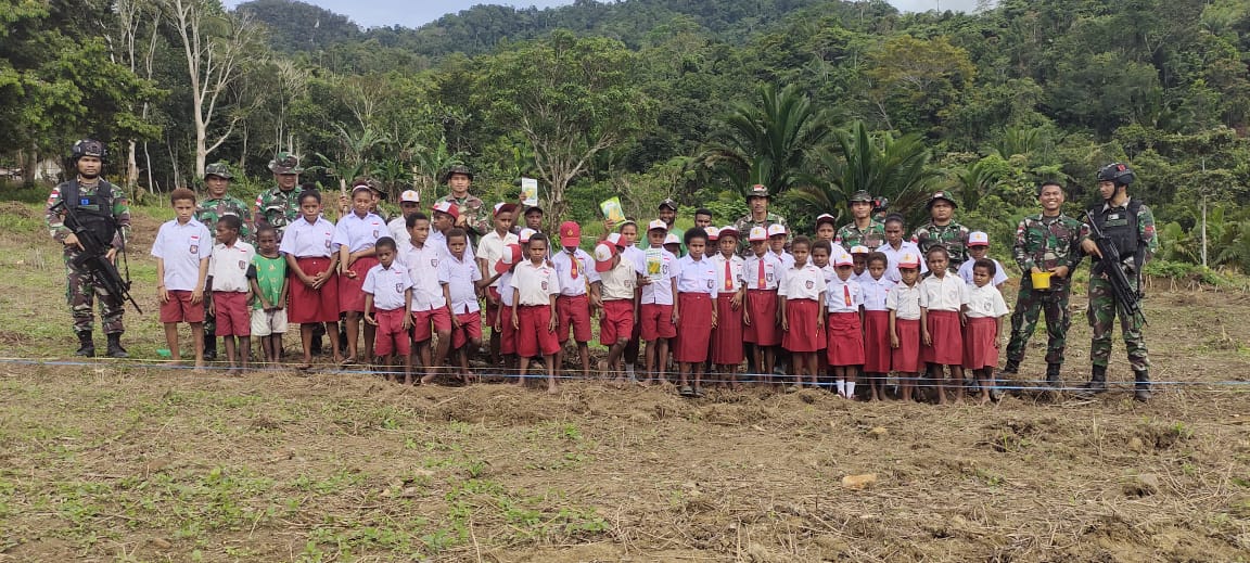 Satgas Yonif 126/KC edukasi anak-anak SD tentang pertanian