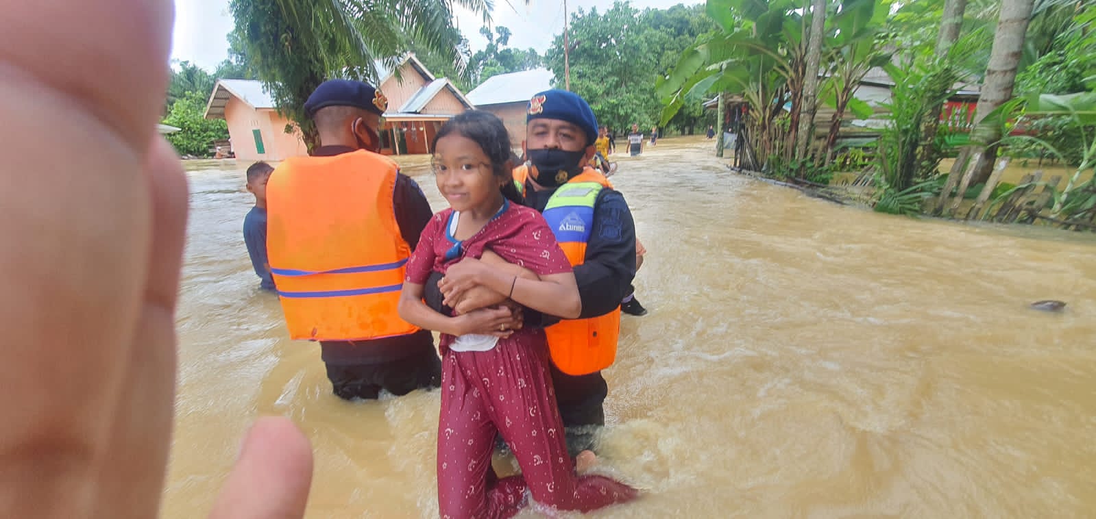 Polda Aceh turunkan personel Sat Brimob untuk evakuasi warga terdampak banjir