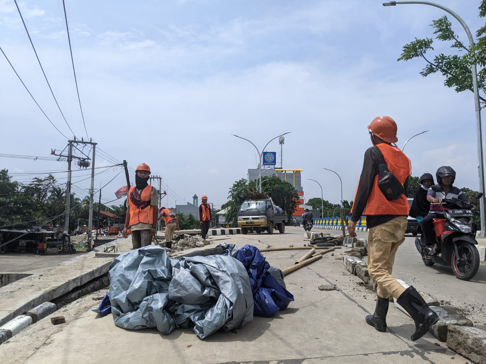 Belum satu bulan diresmikan, Jembatan KW6 Karawang rusak Belum satu bulan diresmikan, Jembatan KW6 Karawang rusak