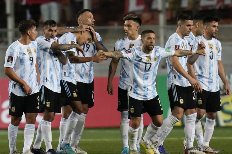 Argentina raih kemenangan 2-1 atas Chile Argentina raih kemenangan 2-1 atas Chile
