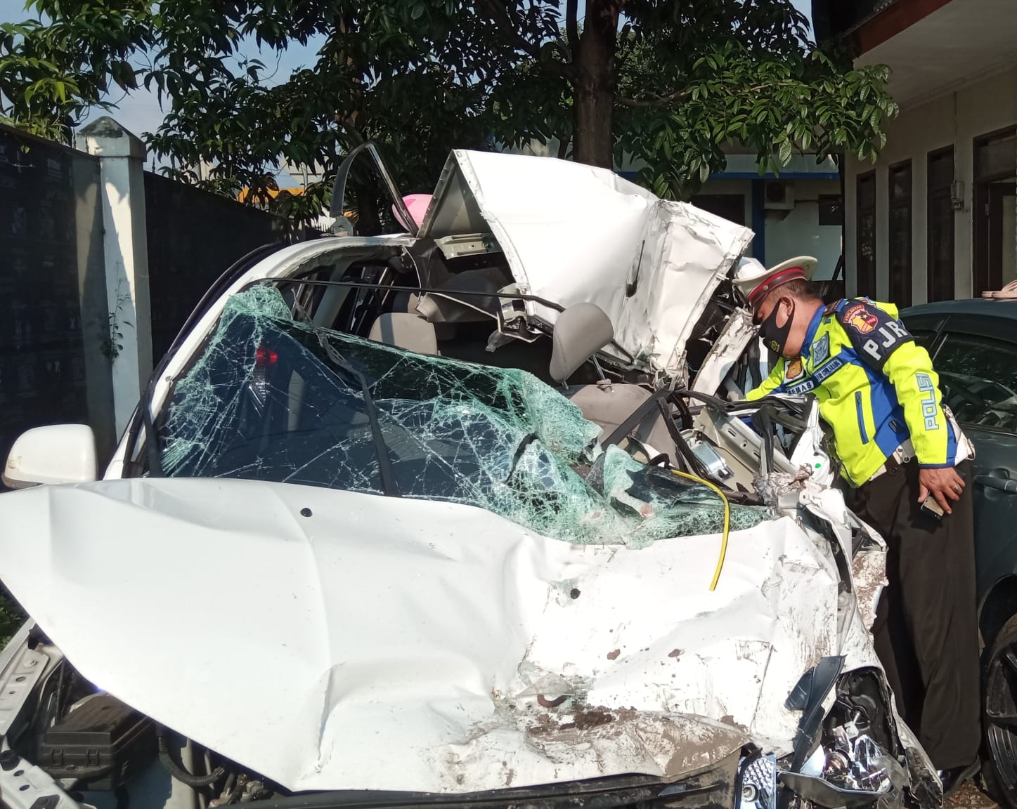Minibus travel tabrak truk di Tol Cipularang, 1 tewas, 10 luka-luka