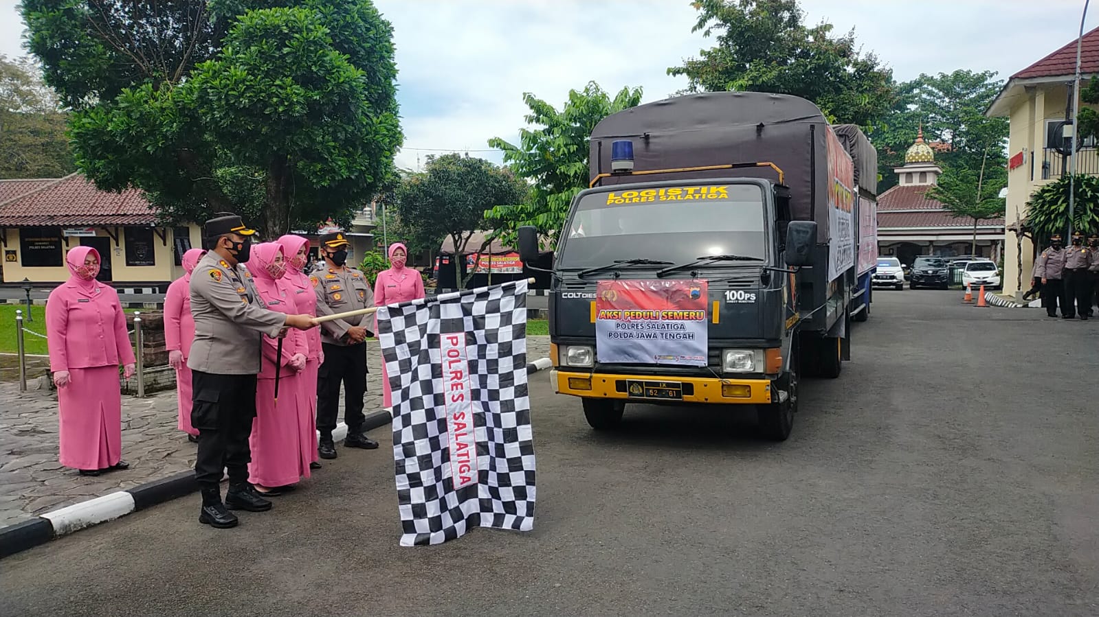 Polres Salatiga salurkan bantuan bagi korban erupsi Semeru Polres Salatiga salurkan bantuan bagi korban erupsi Semeru