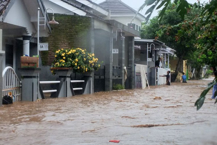 Banjir menyebabkan dua orang meninggal di Jember