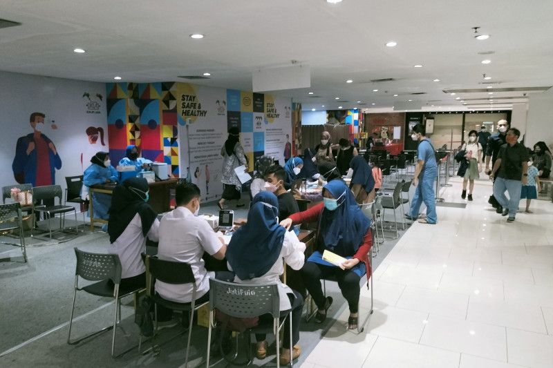 Pelaksanaan vaksin dosis ketiga (booster) di Jakarta