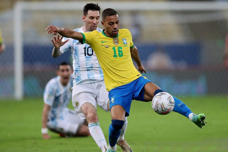 Belum lengkapi vaksinasi, Renan Lodi tak dipanggil timnas Brazil