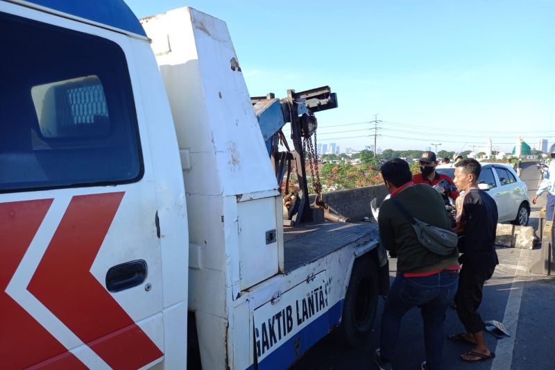 Pengemudi motor ditabrak mobil hingga jatuh dari atas flyover Pesing