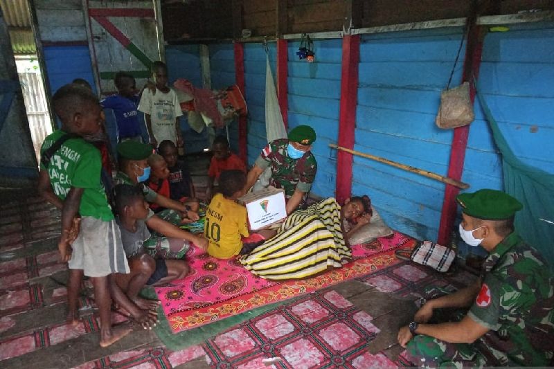 Satgas Yonif 123 Papua periksa kesehatan warga lumpuh di perbatasan Satgas Yonif 123 Papua periksa kesehatan warga lumpuh di perbatasan