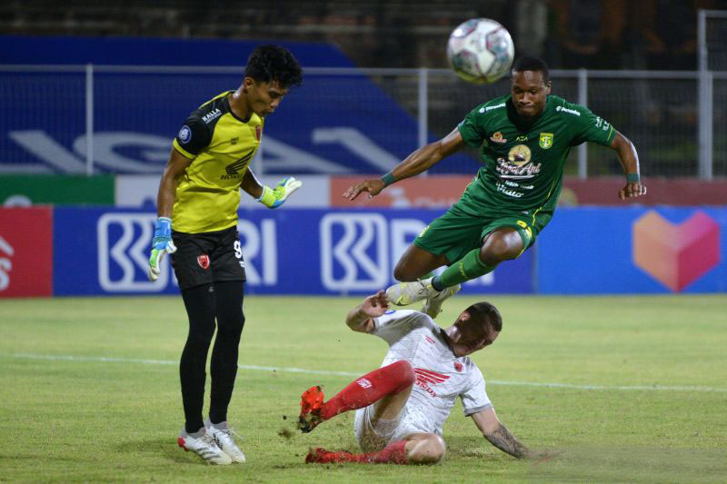 Persebaya menang tipis 2-1 atas PSM