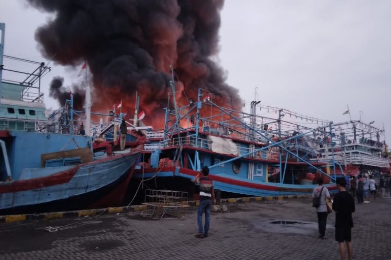 Polres Tegal Kota evakuasi 13 kapal terbakar Polres Tegal Kota evakuasi 13 kapal terbakar