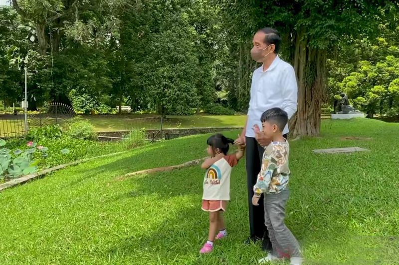 Jokowi isi Tahun Baru 2022 dengan Jan Ethes dan Sedah Mirah di Bogor