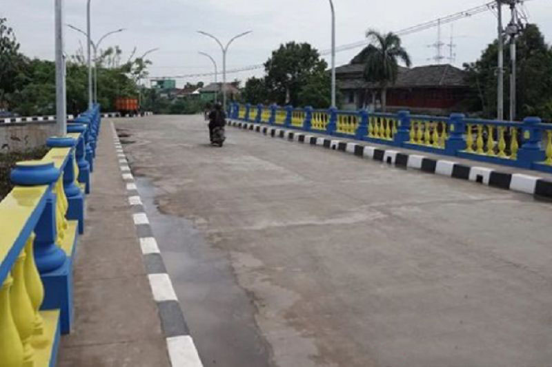Baru dua pekan diresmikan Bupati, jembatan di Karawang amblas Baru dua pekan diresmikan Bupati, jembatan di Karawang amblas