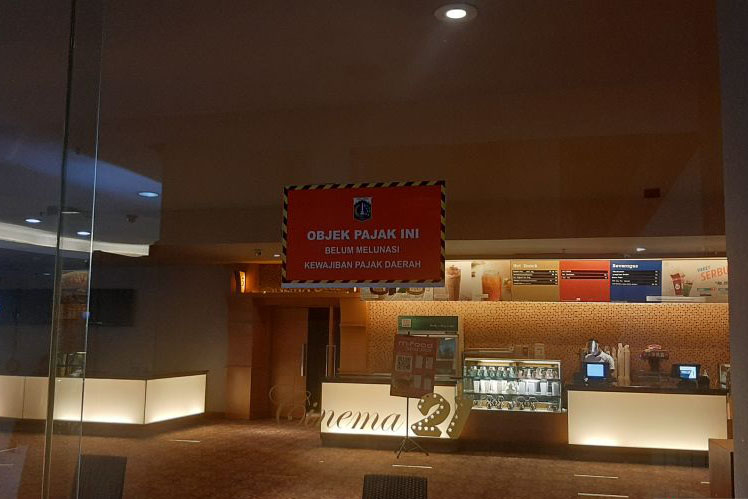 Bioskop di Blok M Square dipasangi stiker tanda belum bayar PBB Bioskop di Blok M Square dipasangi stiker tanda belum bayar PBB