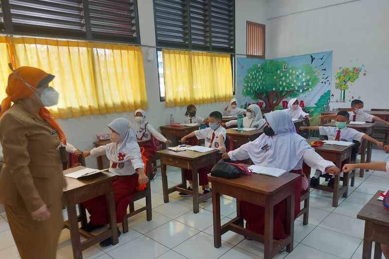 Kasudin Pendidikan inspeksi ke sekolah saat PTM mulai 100 persen