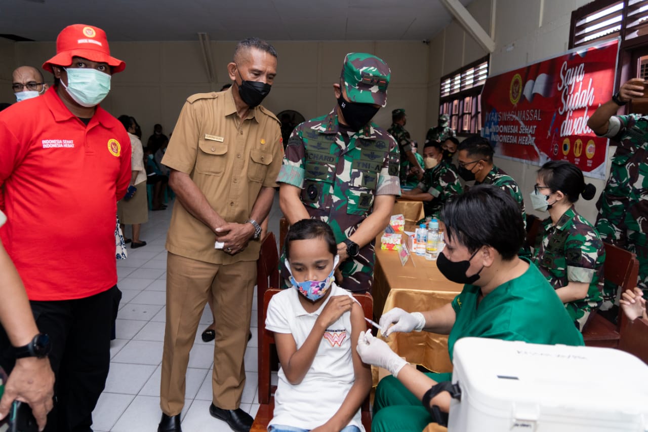 Pangdam Pattimura pantau langsung vaksinasi Covid-19 untuk anak