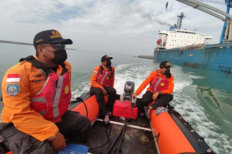 Tim SAR cari dua korban perahu terbalik di Cilacap Tim SAR cari dua korban perahu terbalik di Cilacap