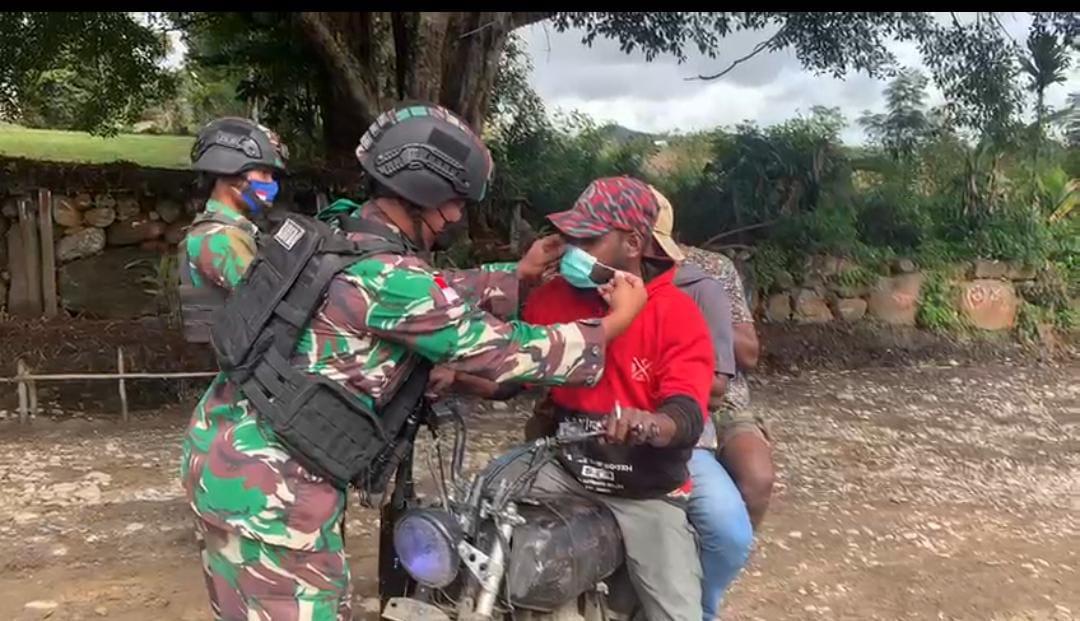 Cegah penyebaran Covid-19, Satgas Kodim Yalimo Yonif RK 751/VJS bagikan masker kepada warga