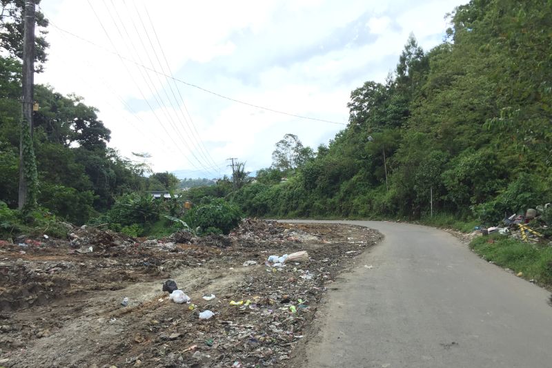 Enam truk dikerahkan untuk angkut sampah di kawasan Ahuru Ambon Enam truk dikerahkan untuk angkut sampah di kawasan Ahuru Ambon