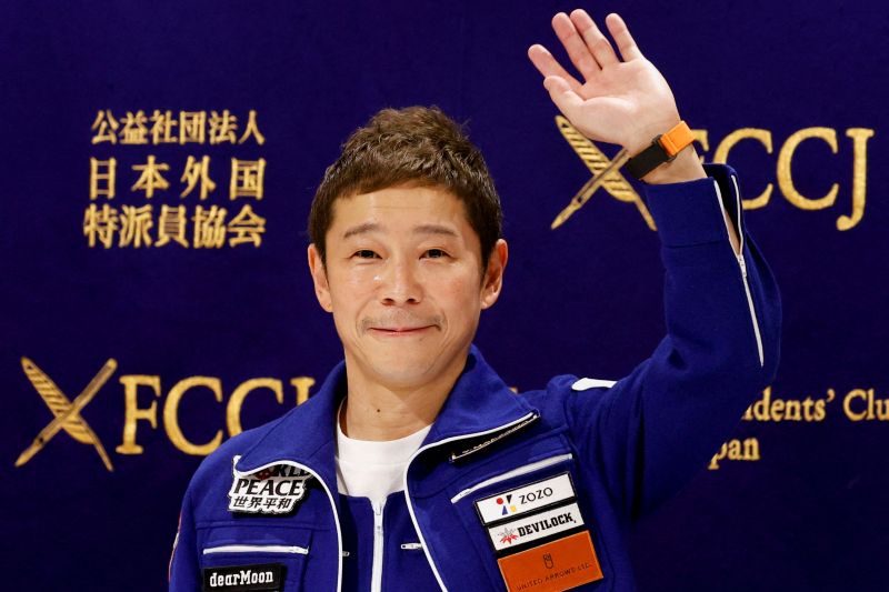 Pergi ke luar angkasa membuat miliarder Jepang terobsesi dengan bumi