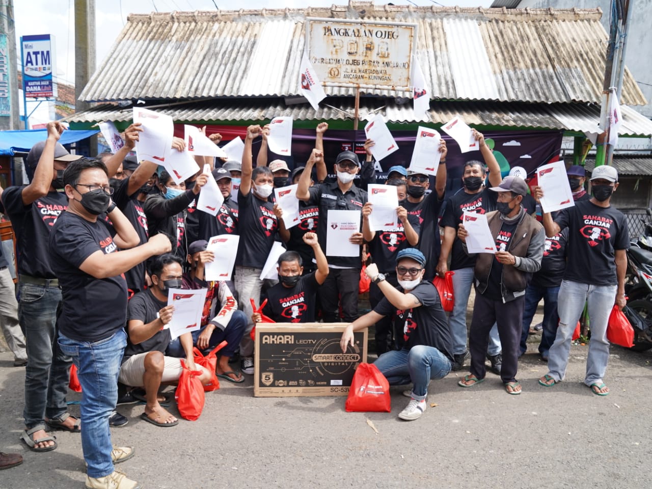 Sahabat Ganjar gelar aksi sosial di Kabupaten Kuningan Jawa Barat Sahabat Ganjar gelar aksi sosial di Kabupaten Kuningan Jawa Barat